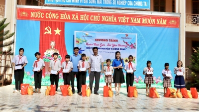 “Tuổi trẻ tình nguyện vì cộng đồng” thực hiện chương trình  “Xuân biên giới - Tết yêu thương” đến với học sinh vùng biên giới